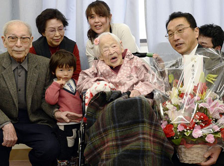 Bà Misao Okawa đón sinh nhật 117 tuổi bên con trai và các cháu.